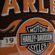 Plaque 3D métal Harley Davidson: logo Harley orange et noir avec flammes 30 x 40 cm