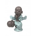 Figurine Moine Baby Zen bleu jouant à saute-mouton, H 12 cm