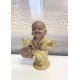 Figurine Moine Baby Zen jaune jouant à saute-mouton, H 12 cm