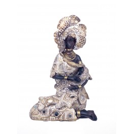 SGRIMALT Figurine Africaine Assise en Tenue Traditionnelle, Collection Dalaba, H 21,5 cm