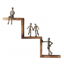 SIGNES GRIMALT Déco murale 4 Personnages en méta, famille et structure escalier design en manguier, longueur 49 cm