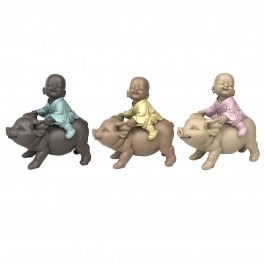 Verre Cadeaux Figurine Résine Enfant Bouddhiste sur Cochon x3 Couleurs 13 cm