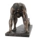 Statuette Résine contemporaine : Homme Noir Nu sur Socle, Noir et Doré, L 35 cm