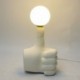 Lampe veilleuse design en porcelaine, poing fermé et sphère lumineuse sur le pouce levée, hauteur 28 cm