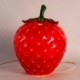 Fraise rouge design, lampe d'ambiance et Veilleuse en porcelaine, finition brillante satin, hauteur 27 cm